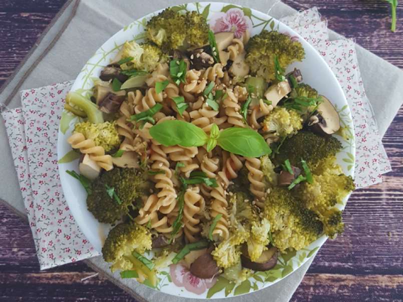 Pasta di legumi con broccoli, funghi e basilico